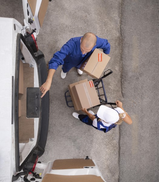 Доставщик подписывает документы